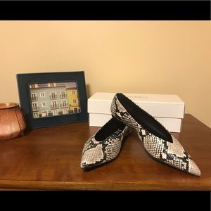 CALVIN KLEIN SNAKE FLATS NWOT